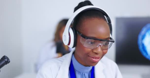 Wanita Kulit Hitam Ilmuwan Dengan Headphone Laboratorium Mendengarkan Musik Saat — Stok Video