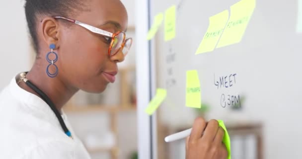 Black Woman Writing Planning Business Schedule Sticky Note Glass Board — Stock Video