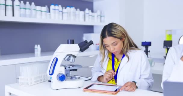 Ilmu Pengetahuan Mikroskop Dan Wanita Dengan Penelitian Medis Kesehatan Dan — Stok Video