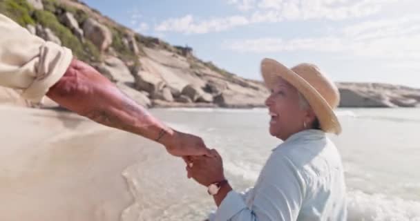 Pasangan Senior Pantai Dan Bergandengan Tangan Sambil Berjalan Dan Bahagia — Stok Video