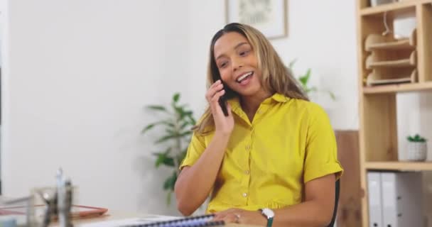 Schwangere Frau Telefonisch Und Glücklich Büro Mit Kommunikation Oder Vernetzung — Stockvideo