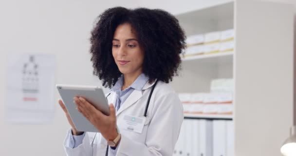 Glücklich Arzt Und Tablette Mit Frau Krankenhaus Für Forschung Website — Stockvideo