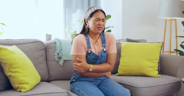 Asijské Ženy Ruce Břicho Bolí Pohovce Obývacím Pokoji Drží Bolestivé — Stock video