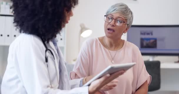 Egészségügyi Ellátás Tabletta Beteg Beszél Orvos Egy Kórházban Szív Egészségét — Stock videók