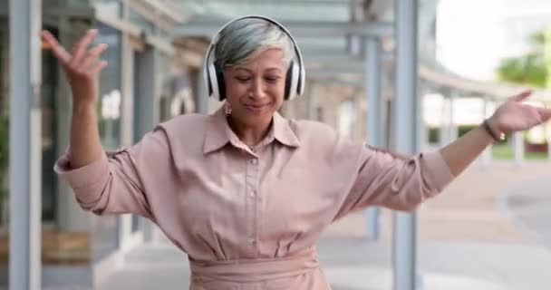 Senior Vrouw Koptelefoon Dansen Stad Luisteren Naar Muziek Met Vrijheid — Stockvideo