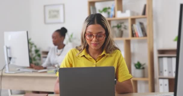 オフィスで働くラップトップ タイピング 女性は創造的なマーケティングプロジェクトの研究をしています 笑顔と専門的な女性従業員計画会社は職場でコンピュータに関する報告書 — ストック動画