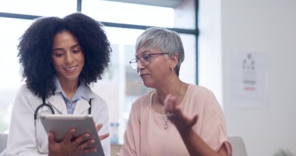 Medisch Tablet Een Vrouw Gesprek Met Een Patiënt Tijdens Het — Stockvideo