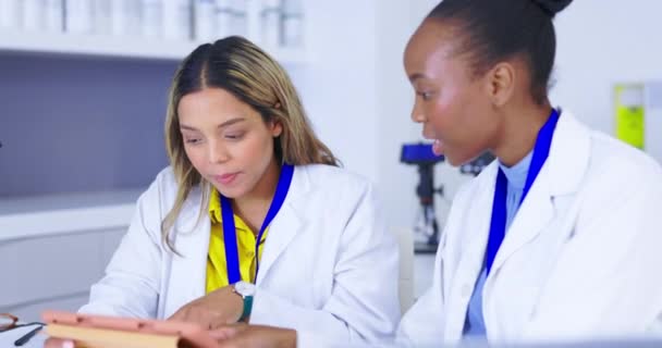 과학자 여성들은 연구와 협업을 태블릿으로 결과에 이야기합니다 실험실에서 논의하고 과학적 — 비디오