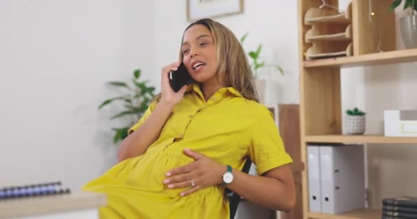 Mujer Embarazada Llamada Telefónica Feliz Mientras Habla Oficina Para Comunicación — Vídeo de stock