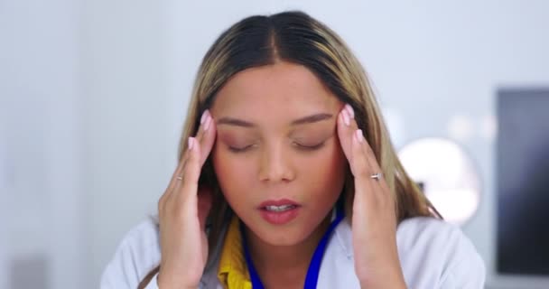 Videnskab Stress Kvinde Med Hovedpine Smerter Forskning Udbrændthed Masserer Templer – Stock-video