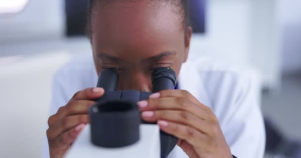 Wanita Kulit Hitam Ilmuwan Dengan Mikroskop Dan Analisis Dna Untuk — Stok Video