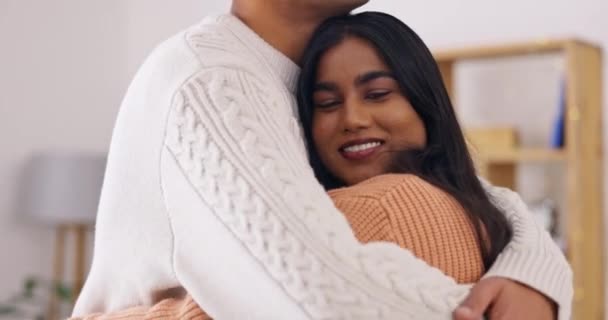 Amor Feliz Sorrir Com Casal Abraçar Apartamento Para Vínculo Afetuoso — Vídeo de Stock