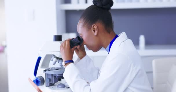 Mulher Negra Cientista Rosto Com Microscópio Análise Dna Para Estudo — Vídeo de Stock
