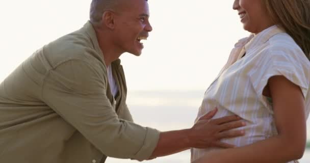 海岸でのケア ロマンスの屋外での愛 妊娠中のカップルや抱擁 海と男と女は幸福を受け入れます 日没時に赤ちゃんの到着のための興奮と喜び — ストック動画