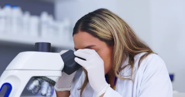 Γυναίκα Επιστήμονας Μικροσκόπιο Και Ανάλυση Δείγματος Για Επιστημονική Μελέτη Χαμόγελο — Αρχείο Βίντεο