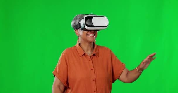 Sanal Gerçeklik Teknoloji Kadın Stüdyoda Kulaklıkla Oyun Oynuyor Metaverse Kıdemli — Stok video