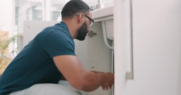 Plumber Black Man Kitchen Sink Maintenance Tools Focus Pipe Repair — Stock Video