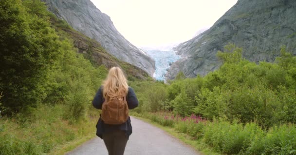 Next Adventure Young Female Traveler Walking Mountain Path Scenic Beautiful — ストック動画