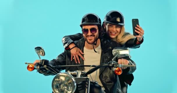 旅行和骑摩托车参加探险 公路旅行和蓝色背景的度假 摩托车交通 演播室和兴奋的男女为社交媒体 邮件或记忆拍照 — 图库视频影像