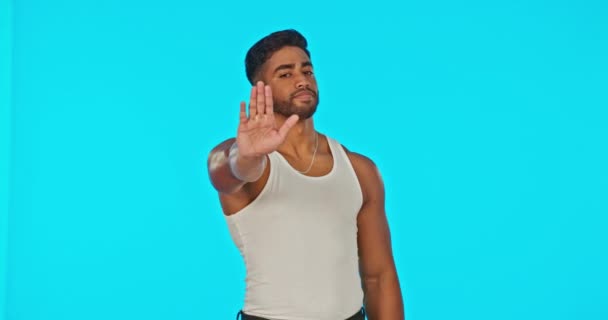 Обличчя Зупиніть Руки Людина Студії Ізольовані Синьому Фоні Протесту Попередження — стокове відео