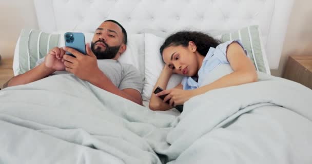 女人和无聊在床上与电话在家里社交媒体 没有注意或上网成瘾 年轻夫妇 断线和智能手机的沟通 忽视和缺乏对卧室的兴趣 — 图库视频影像