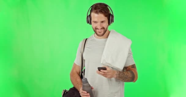 Hombre Fitness Baile Auriculares Para Teléfono Pantalla Verde Con Agua — Vídeos de Stock