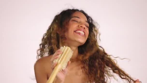 Szczęśliwy Szczotka Włosów Kobieta Śpiewająca Studio Piosenki Muzyki Lub Albumu — Wideo stockowe