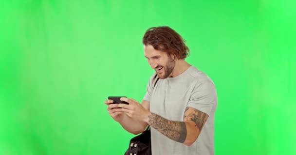 Fitness Człowiek Zwycięzca Lub Telefon Świętowania Zielonym Ekranie Pięścią Śmiejąc — Wideo stockowe
