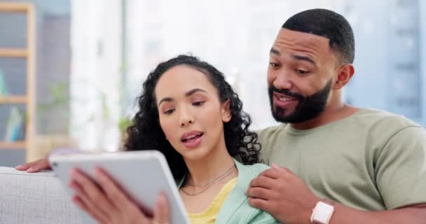 Konuşmak Tablet Çift Birlikte Kanepede Televizyon Izlemek Internet Üzerinden Film — Stok video