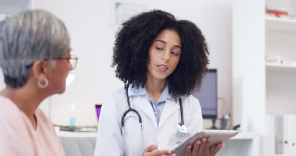 Tablet Konuşma Doktorluk Sonuçları Hayat Sigortası Sağlık Raporu Için Ofiste — Stok video