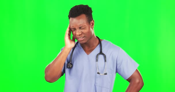 ストレス またはモックアップの背景に失敗した緑のスクリーンスタジオで黒人男性 病院の看護師と片頭痛アフリカ人男性の間で — ストック動画