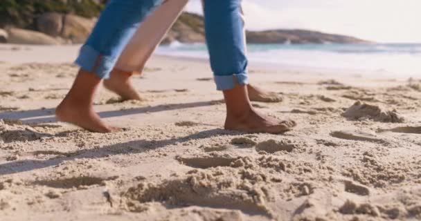 Pasangan Cinta Dan Berpegangan Tangan Pantai Berjalan Dan Asmara Outdoor — Stok Video