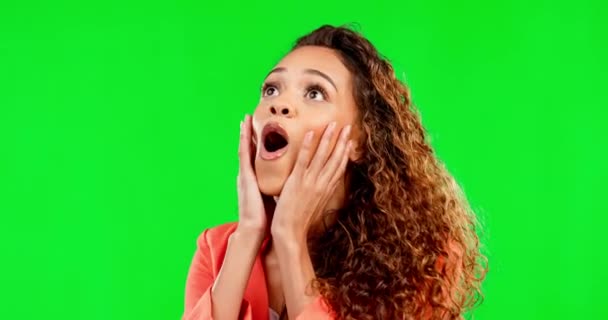 Wow Verrassing Schok Met Vrouw Groene Schermen Achtergrond Voor Nieuws — Stockvideo