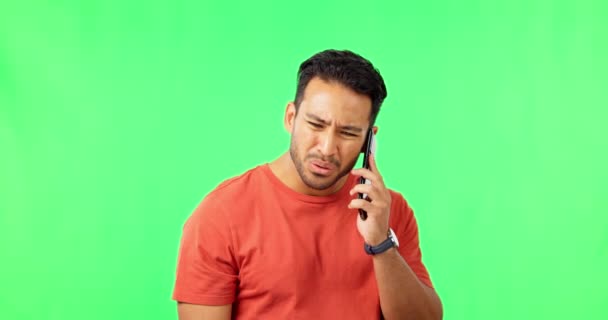 连接和电话呼叫由男人在绿色屏幕工作室与问题 互联网和延迟的模拟背景 智能手机 问题和混乱的墨西哥人对404 故障或坏信号感到恼怒 — 图库视频影像