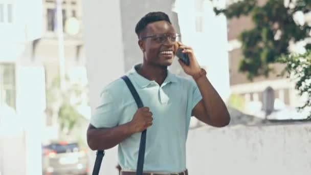 こんにちはと幸せな黒人男性の屋外で 明るく積極的な通勤に歩いてください スマートフォンや会話やアフリカのビジネスマンの笑顔が提案を聞きながら歩き — ストック動画