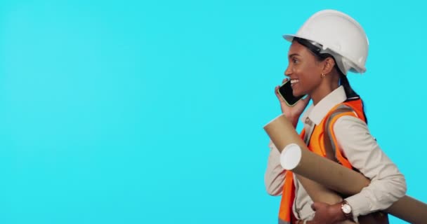Vrouw Architect Telefoontje Studio Door Blauwe Achtergrond Met Mockup Ruimte — Stockvideo
