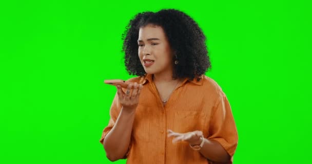 Siyahi Kadın Hoparlörde Telefon Görüşmesi Yeşil Ekranda Kızgınlık Hayal Kırıklığı — Stok video