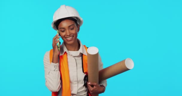 愉快的女人 建筑师和电话在建设规划或蓝图讨论与蓝色工作室背景 女性工程师在智能手机上交谈或模仿建筑计划 — 图库视频影像