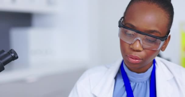 Tes Darah Ilmu Pengetahuan Dan Wanita Kulit Hitam Dengan Analisis — Stok Video