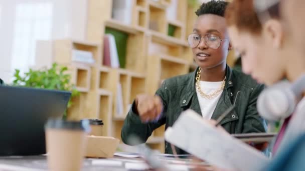 Kreatywne Spotkanie Startupu Lunchu Biurze Czarną Kobietą Zadającą Biznesowe Pytanie — Wideo stockowe