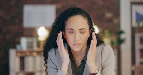 Vrouw Hoofdpijn Het Werk Pijn Tijdens Nachtdienst Burn Out Stress — Stockvideo
