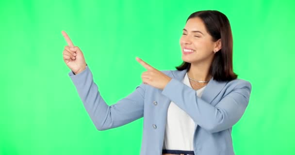Mujer Negocios Cara Feliz Apuntando Pantalla Verde Estudio Maquetas Noticias — Vídeo de stock