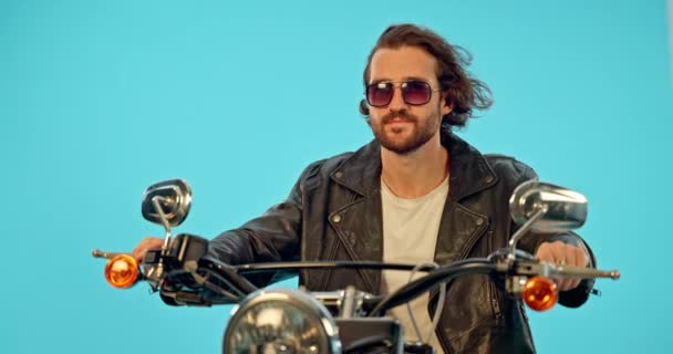 Motorcykel Studio Och Man Med Solglasögon Åktur Äventyr Med Vind — Stockvideo