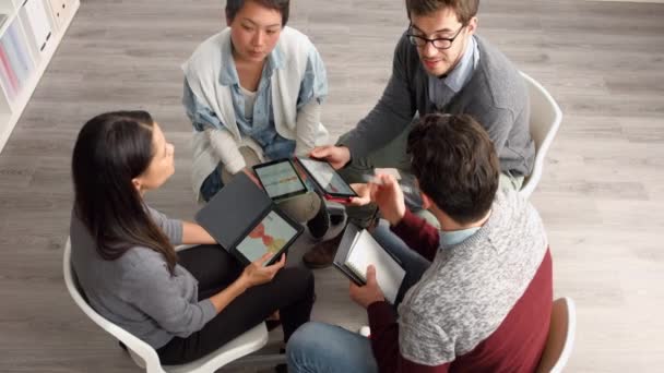 Empresários Reunião Tablet Design Planejamento Equipe Discussão Colaboração Escritório Grupo — Vídeo de Stock