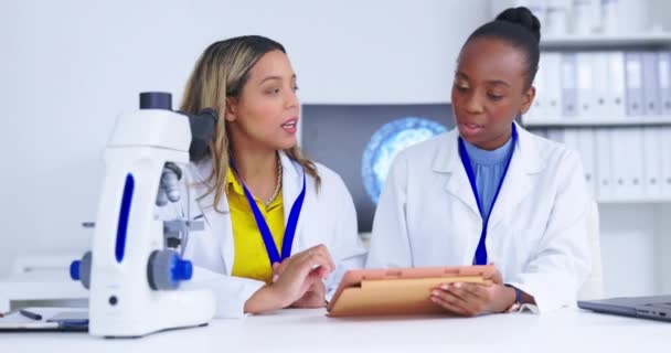 科学者チーム 女性は医学研究協力でタブレットと科学研究の結果を分析します 女性研究室での議論 実験と分析と科学的イノベーションとチームワーク — ストック動画