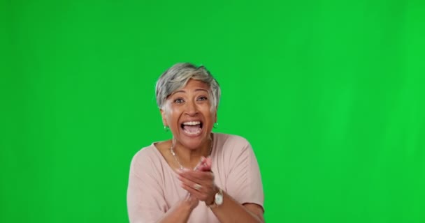 Yeşil Ekranda Heyecanlı Alkış Dolu Yaşlı Kadın Zaferi Mutluluk Dansla — Stok video