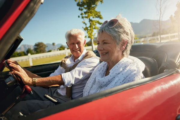 Att Leva Pensionsdrömmen Ett Seniorpar Bilresa — Stockfoto
