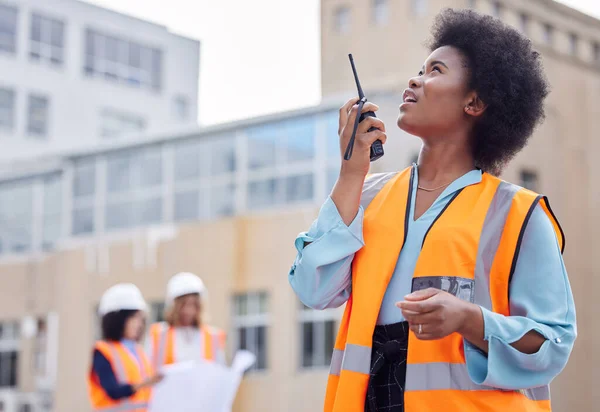 建筑工人 带对讲机的黑人妇女 以及对工地 工程和建筑的检查 技术和女承包商 建筑业和室外劳动力 — 图库照片