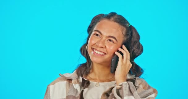 Rozmowa Telefoniczna Śmiech Kobieta Odizolowana Niebieskim Tle Dla Sieci Społecznościowych — Wideo stockowe
