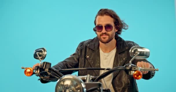 Motorcykel Mode Och Man Ridning Studio Isolerad Blå Bakgrund Med — Stockvideo